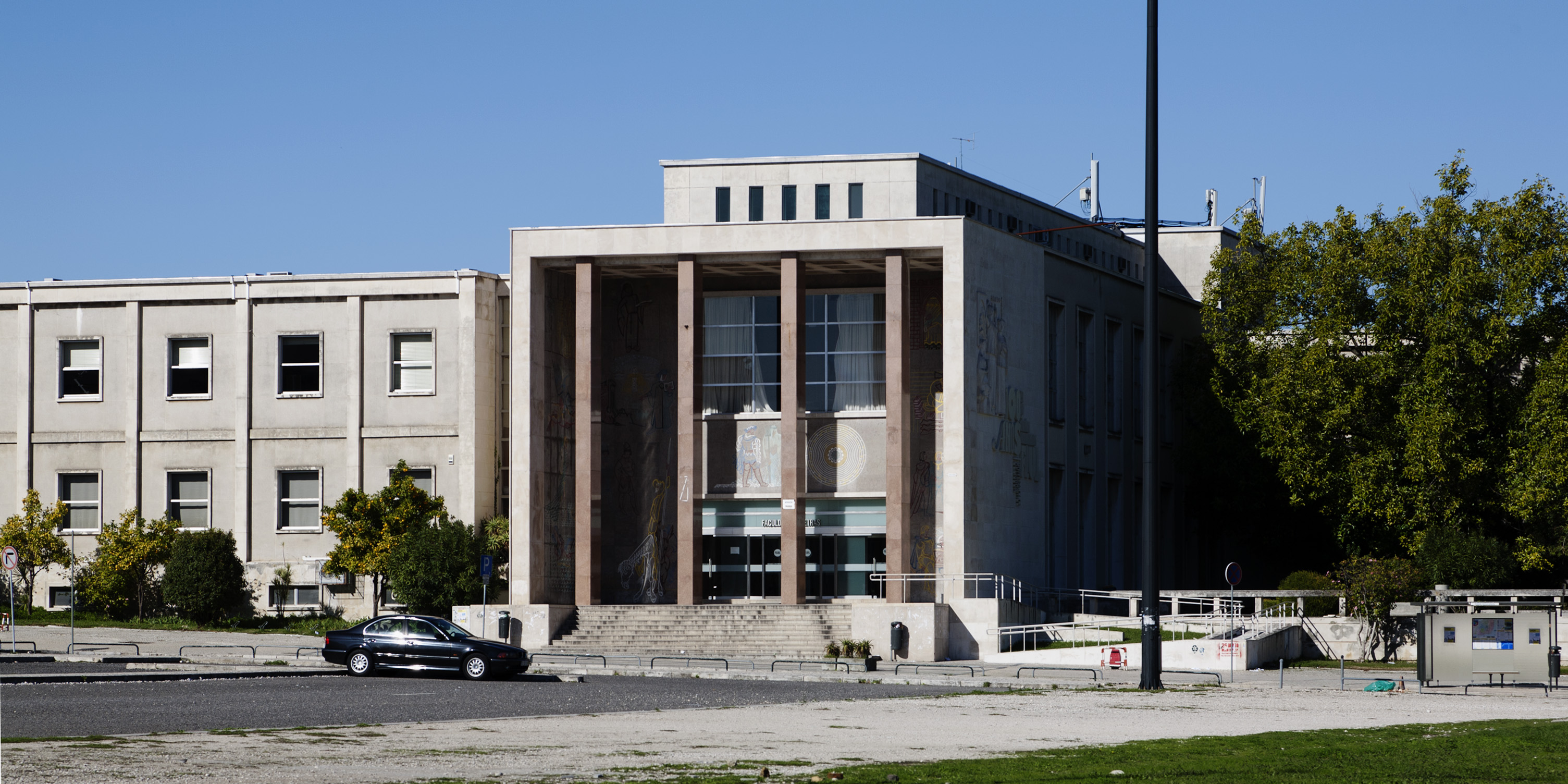 Faculdade_de_Letras_da_Universidade_de_Lisboa_Arq_Pardal_Monteiro_4687.jpg